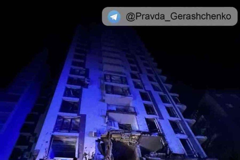 Destrui&ccedil;&atilde;o em pr&eacute;dio residencial atingido durante o bombardeio russo, no centro de Kiev 