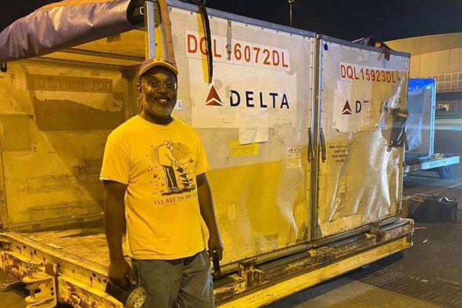 Membro da diretoria da MABA Edward 'Bean' Morgan Jr. por receber uma ligação de um apicultor desesperado do Alasca cujas abelhas estavam presas no asfalto em Hartsfield Jackson.