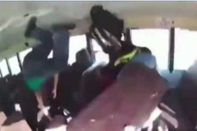 A repercussão do vídeo também propiciou a cobrança por mais medidas de segurança nos ônibus escolares - (crédito: Skynews/Reprodução) A repercussão do vídeo também propiciou a cobrança por mais medidas de segurança nos ônibus escolares - (crédito: Skynews/Reprodução)