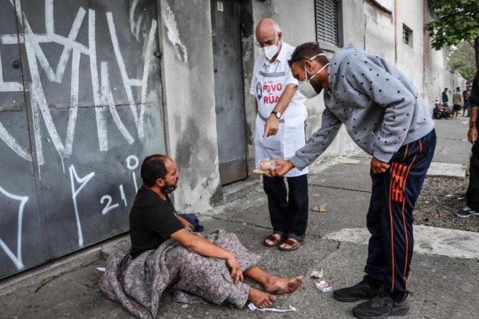 Diego Pereira oferece alimento a morador de rua em São Paulo
