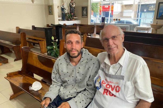 Diego, padre Lancellotti e a direção da unidade Belenzinho da faculdade Anhanguera se reuniram para falar sobre as denúncias de discriminação por parte da própria direção e de alunos e professores da instituição - (crédito: Victor Angelo Caldini) Diego, padre Lancellotti e a direção da unidade Belenzinho da faculdade Anhanguera se reuniram para falar sobre as denúncias de discriminação por parte da própria direção e de alunos e professores da instituição - (crédito: Victor Angelo Caldini)