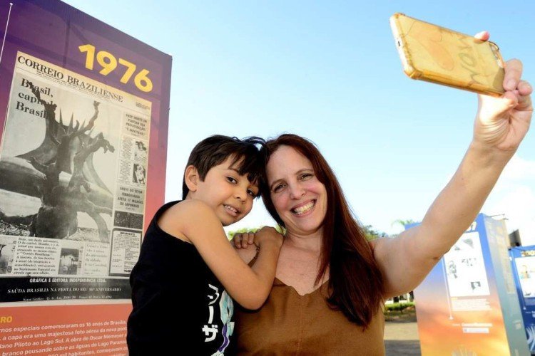  29/04/2022 CrÃ©dito: Marcelo Ferreira/CB/D.A Press. Brasil. Brasilia - DF - CCBB. exposiÃ§Ã£o bsb 61 1 dias de histÃ³ria.Veronica JordÃ£o como o filho Dante Guedes.