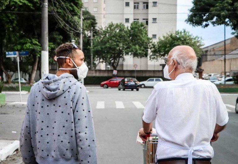 Estudando por conta própria, morador de rua é aprovado em enfermagem