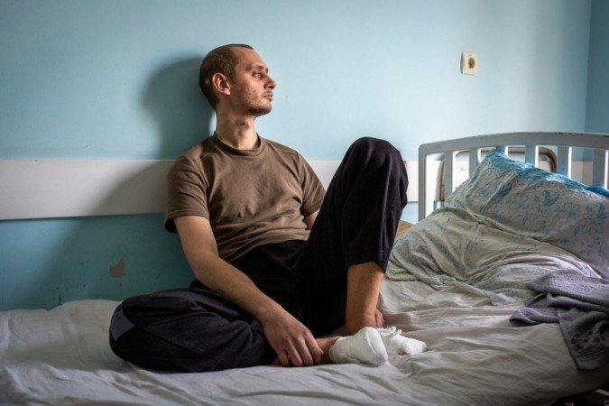 Nikita Horban em um centro médico em Zaporizhzhya. 'Ainda dói', diz ele. 'As feridas ainda são recentes' - Nikita Horban em um centro médico em Zaporizhzhya. 'Ainda dói', diz ele. 'As feridas ainda são recentes' -