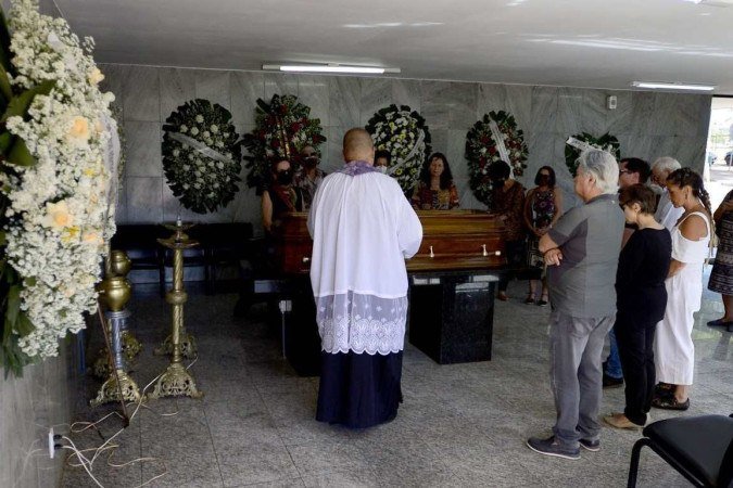 Uma homenagem foi realizada no Campo da Esperança, antes do corpo seguir para cremação. Hoje tem missa na Rainha da Paz