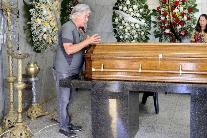  30/04/2022 Crédito: Marcelo Ferreira/CB/D.A Press. Brasil. Brasilia - DF -  Cemitério Campo da Esperança na Asa Sul. Velório de Marianne Peretti. Silvestre Gorgulho, jornalista.