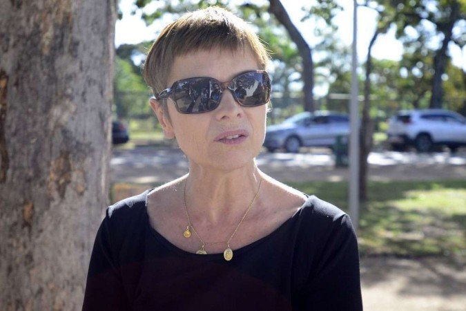  30/04/2022 Crédito: Marcelo Ferreira/CB/D.A Press. Brasil. Brasilia - DF -  Cemitério Campo da Esperança na Asa Sul. Velório de Marianne Peretti. Isabelle Peretti (filha de Marianne)