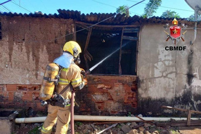 Casa de dois cômodos ficou destruída - (crédito: CBMDF/Divulgação) Casa de dois cômodos ficou destruída - (crédito: CBMDF/Divulgação)