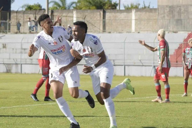 Vidal (D), celebrando o gol que abriu o placar no Abadião -  (crédito: Divulgação/Ceilândia EC)