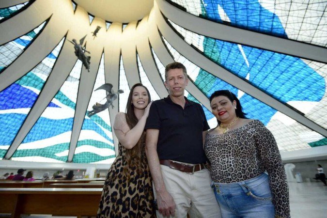  01/05/2022 Crédito: Marcelo Ferreira/CB/D.A Press. Brasil. Brasilia - DF -  Catedral de Brasília Missa de sétimo de dia da morte de Marianne Peretti. Sr. Carlito Gomes com a esposa Elvania Silva e a filha Viviane Araújo.