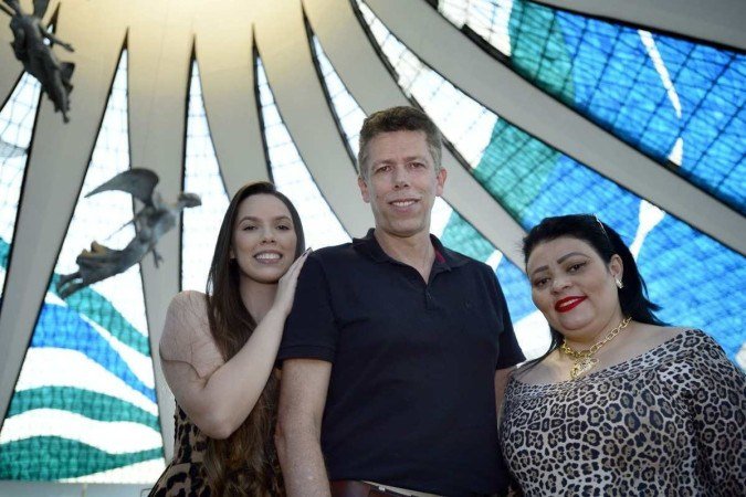  01/05/2022 Crédito: Marcelo Ferreira/CB/D.A Press. Brasil. Brasilia - DF -  Catedral de Brasília Missa de sétimo de dia da morte de Marianne Peretti. Sr. Carlito Gomes com a esposa Elvania Silva e a filha Viviane Araújo.