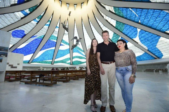  01/05/2022 Crédito: Marcelo Ferreira/CB/D.A Press. Brasil. Brasilia - DF -  Catedral de Brasília Missa de sétimo de dia da morte de Marianne Peretti. Sr. Carlito Gomes com a esposa Elvania Silva e a filha Viviane Araújo.