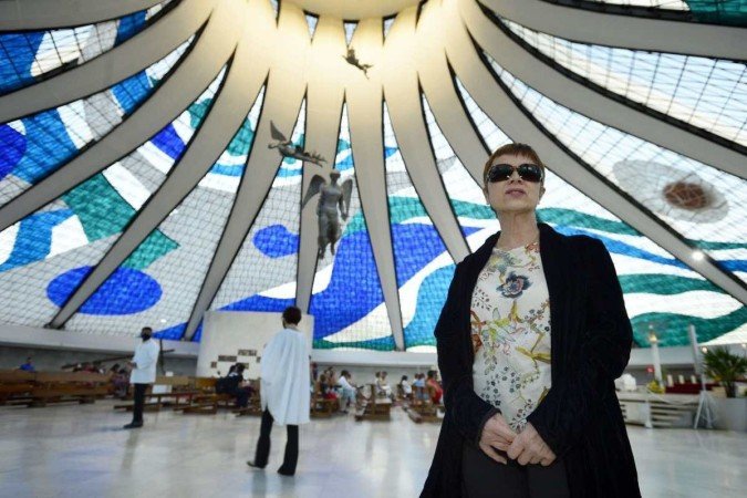  01/05/2022 Crédito: Marcelo Ferreira/CB/D.A Press. Brasil. Brasilia - DF -  Catedral de Brasília Missa de sétimo de dia da morte de Marianne Peretti. Isabella Feretti filha de Marianne Peretti.