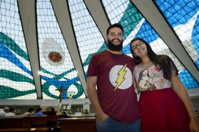  01/05/2022 Crédito: Marcelo Ferreira/CB/D.A Press. Brasil. Brasilia - DF -  Catedral de Brasília Missa de sétimo de dia da morte de Marianne Peretti. Kassiano Alves com Thais Farias.