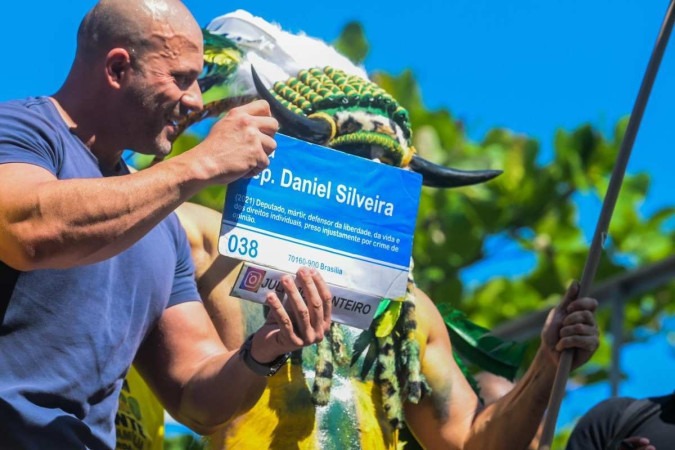 Daniel Silveira ignora proibição do STF e participa de manifestações