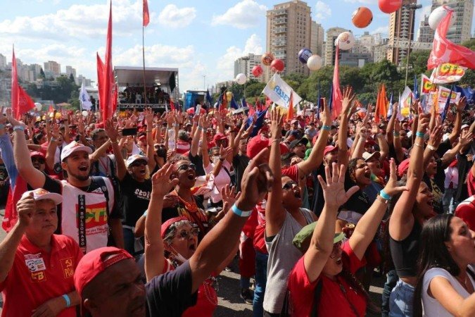  S..O PAULO, SP, 01.05.2022: LULA-ATO-1-MAIO-PRA..A-CHARLES-MILLER-SP - Diversos movimentos Sindicais, participam do ato de 1.. de Maio, dia do Trabalho na Pra..a Charles Miller, zona oeste de S..o Paulo, nesta tarde de domingo, 01. O ex-presidente Luiz In..cio Lula da Silva (PT) o vereador Eduardo Suplicy (PT) e o cantor Dexter, tamb..m participaram do evento. (Foto: Allison Sales/FotoRua)
    