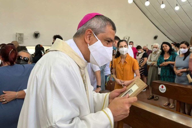 O bispo Dom Marconi, que foi auxiliar da Catedral na época em que Marianne Peretti preparava os vitrais, liderou a missa de 7º dia na Igreja Rainha da Paz