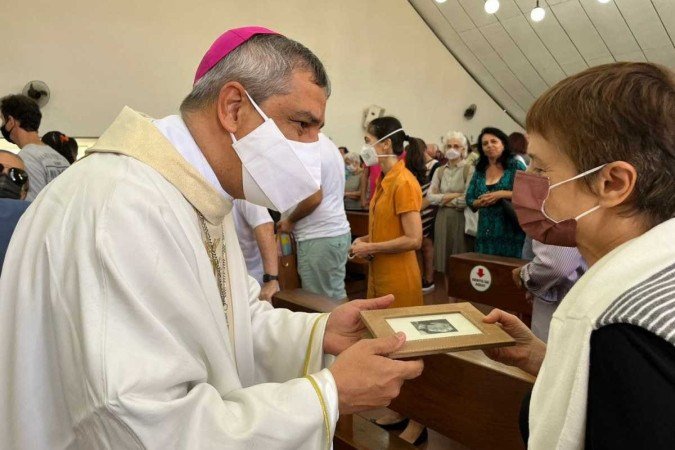 O bispo Dom Marconi, que foi auxiliar da Catedral na &eacute;poca em que Marianne Peretti preparava os vitrais, liderou a missa de 7&ordm; dia na Igreja Rainha da Paz