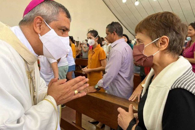 O bispo Dom Marconi, que foi auxiliar da Catedral na época em que Marianne Peretti preparava os vitrais, liderou a missa de 7º dia na Igreja Rainha da Paz