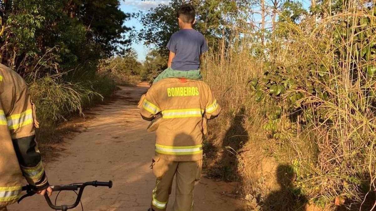 Menino de 8 anos se perde durante trilha e é resgatado por bombeiros