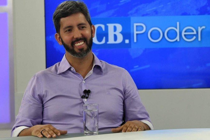  02/05/2022. Cidades. Cidades. CB Poder recebe Leandro Grass. Na bancada, Ana Maria Campos.