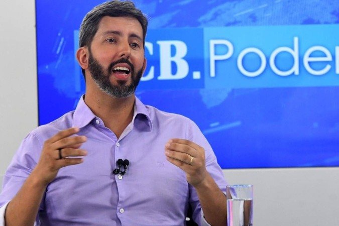  02/05/2022. Cidades. Cidades. CB Poder recebe Leandro Grass. Na bancada, Ana Maria Campos.