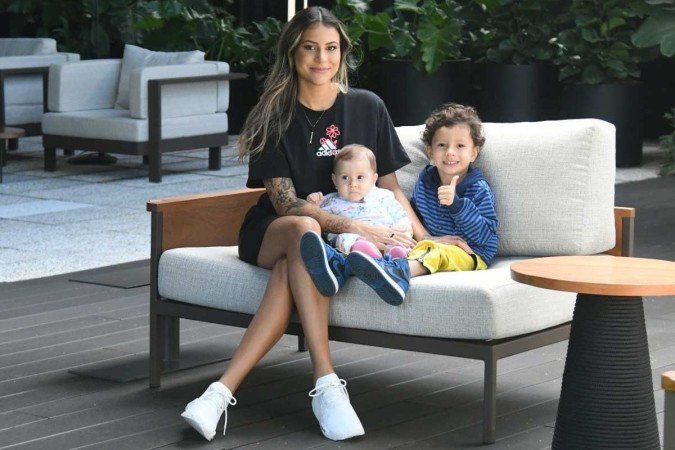  29/04/2022. Cidades. Cidades. Revista. Editorial de Moda - Dias das Maes. Grupo Mulheres do Brasil - Nucleo DF Incentiva adolecentes a votarem nas eleições 2022. Colegio Setor Leste. Na foto Alisson Fernandes. 