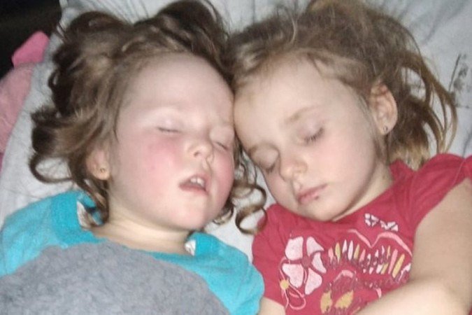 Filhos de Yuliia dormindo enquanto se escondem dos horrores da guerra -  (crédito:  Yuliia)