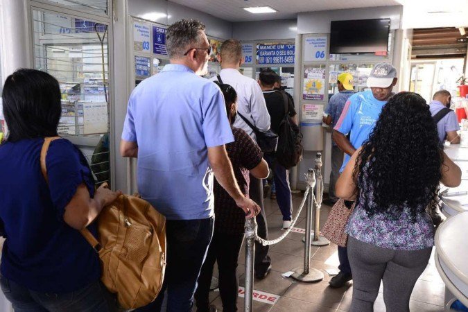 Com o prêmio acumulado, brasilienses correm para apostar