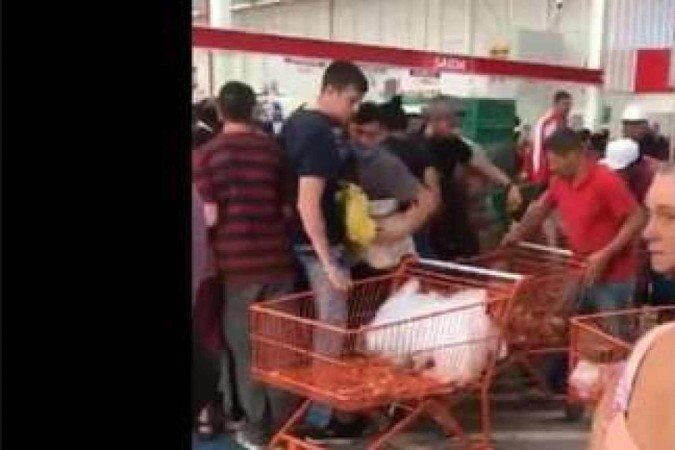 Pessoas se empurram por cebolas em supermercado, ninguém saiu ferido. - (crédito: Reprodução) Pessoas se empurram por cebolas em supermercado, ninguém saiu ferido. - (crédito: Reprodução)