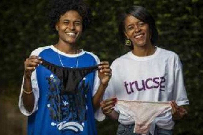 Silvana e sua filha, Natália Pietra, gerenciam a Trucss, marca de calcinhas para mulheres trans e travestis - (crédito: Bruno Santos/Folhapress) Silvana e sua filha, Natália Pietra, gerenciam a Trucss, marca de calcinhas para mulheres trans e travestis - (crédito: Bruno Santos/Folhapress)