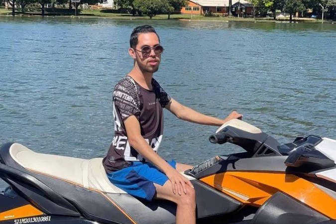 Brenner André, 25 anos, morreu afogado após um acidente com jet ski, na Lagoa Formosa, em Planaltina (GO) - (crédito: Reprodução/Redes Sociais ) Brenner André, 25 anos, morreu afogado após um acidente com jet ski, na Lagoa Formosa, em Planaltina (GO) - (crédito: Reprodução/Redes Sociais )