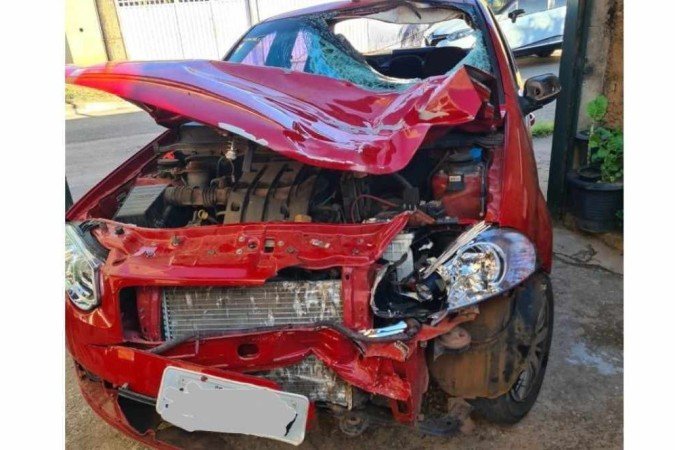 O carro do autor ficou completamente danificado após o atropelamento - (crédito: PCDF/Divulgação) O carro do autor ficou completamente danificado após o atropelamento - (crédito: PCDF/Divulgação)