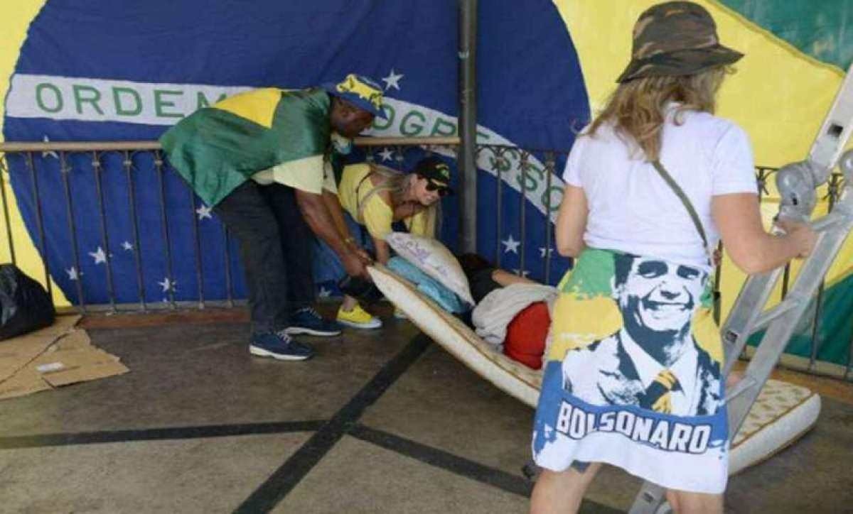 Bolsonaristas arrastam colchão com moradora de rua em manifestação em BH