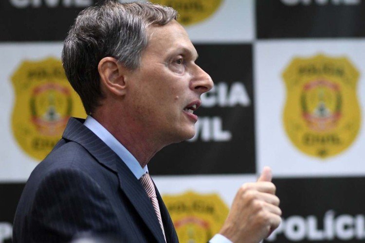  03/05/2022. Crédito: Ed Alves/CB/D.A Press. Brasil. Brasília - DF. Cidades. Quadrilha que aplicava golpes em homossexuais é presa no Distrito Federal. Na foto, o delegado Leandro Hitt. 