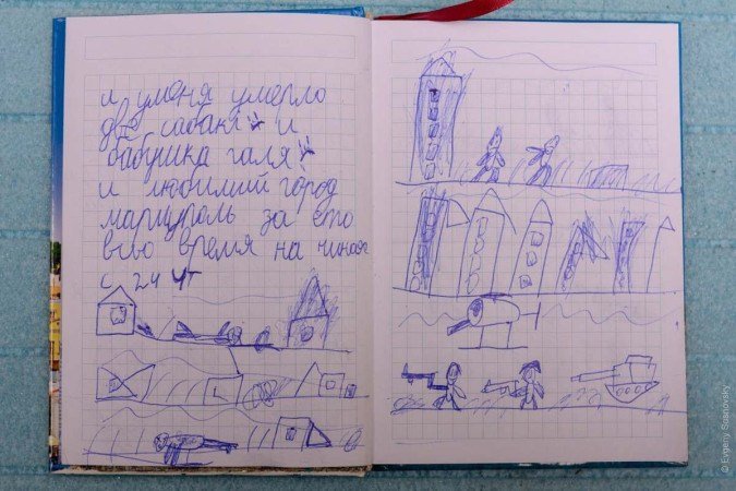 Diário de menino de 8 anos encontrado na cidade de Mariupol, no sudeste da Ucrânia - (crédito: Evgeny Sosnovsky/Reprodução) Diário de menino de 8 anos encontrado na cidade de Mariupol, no sudeste da Ucrânia - (crédito: Evgeny Sosnovsky/Reprodução)