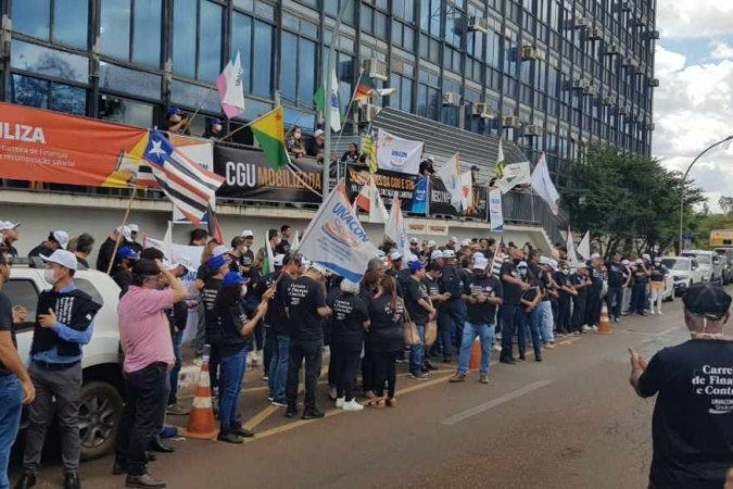 Dia Nacional de Mobilização reúne servidores de todo o país em frente à CGU - (crédito: Assessoria Unacon) Dia Nacional de Mobilização reúne servidores de todo o país em frente à CGU - (crédito: Assessoria Unacon)
