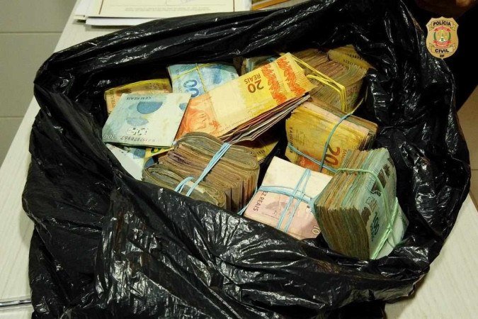 R$ 100 mil em espécie foram encontrados pela polícia