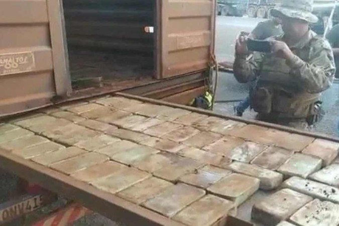 Quadrilha transportava coca&iacute;na em fundo falso de caminh&otilde;es