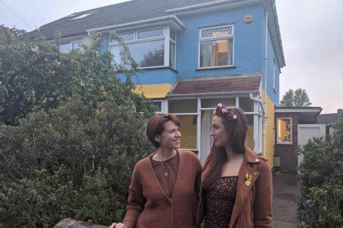  Rend Platings e a amiga Kristina Korniiuk, diante da casa da fam&iacute;lia, em Cambridge