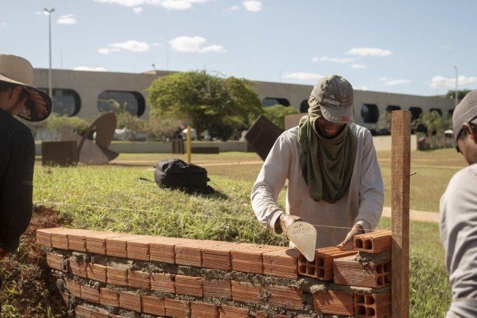 Montagem de  A invenção da cor: Magic Square #3., de Hélio OIticica, no CCBB