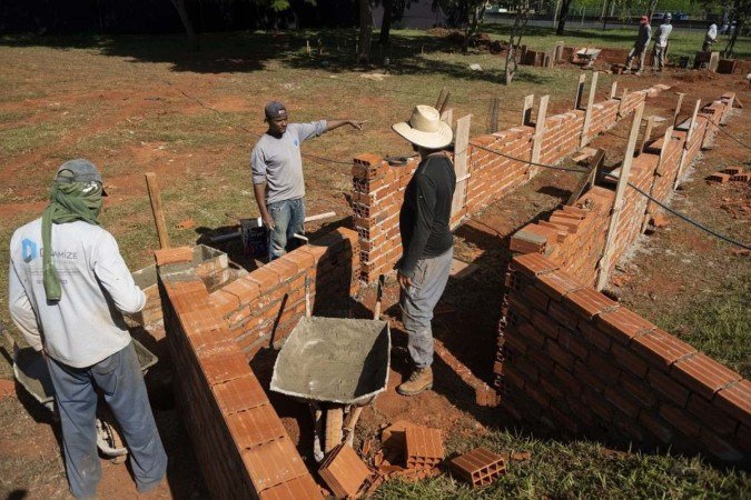 Montagem de  A invenção da cor: Magic Square #3., de Hélio OIticica, no CCBB