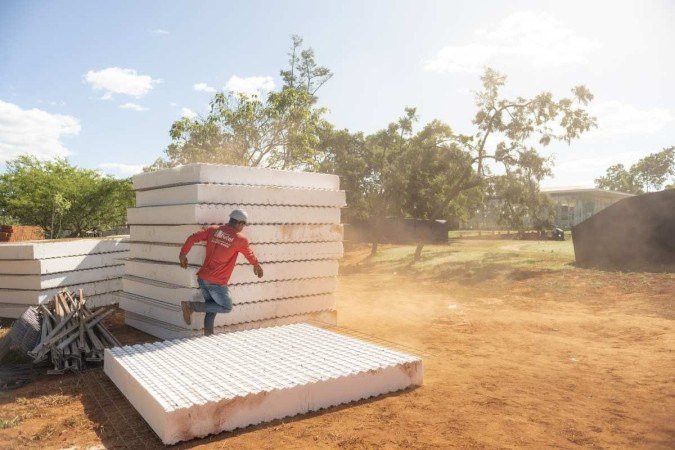 Montagem de  A invenção da cor: Magic Square #3., de Hélio OIticica, no CCBB