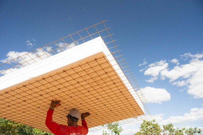 Montagem de  A invenção da cor: Magic Square #3., de Hélio OIticica, no CCBB