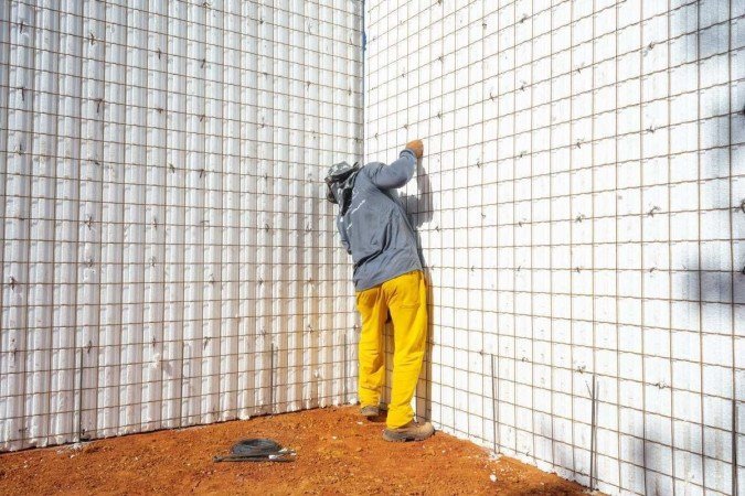 Montagem de  A invenção da cor: Magic Square #3., de Hélio OIticica, no CCBB