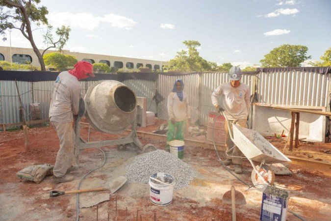 Montagem de  A invenção da cor: Magic Square #3., de Hélio OIticica, no CCBB