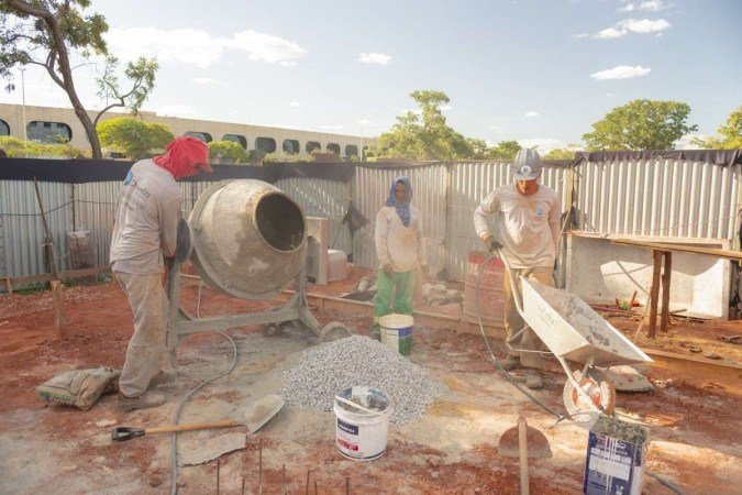 Montagem de  A invenção da cor: Magic Square #3., de Hélio OIticica, no CCBB