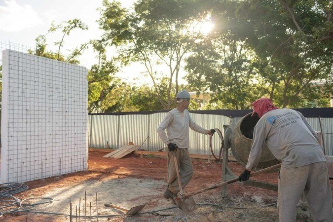 Montagem de  A invenção da cor: Magic Square #3., de Hélio OIticica, no CCBB