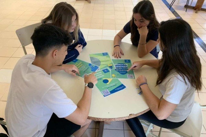 A estudante Sofia Moral, da segunda série do Ensino Médio inciou dentro do colégio Marista Asa Sul um movimento para incentivar a participação dos jovens no processo eleitoral