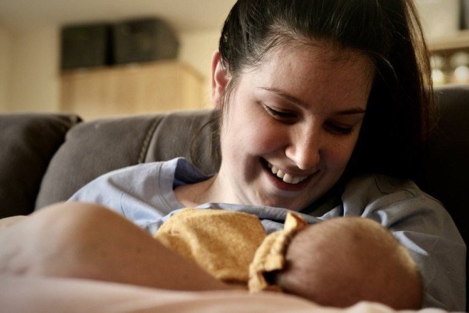 Lucy com sua filha AR, que nasceu no fim do ano ado - (crédito: BBC) Lucy com sua filha AR, que nasceu no fim do ano ado - (crédito: BBC)